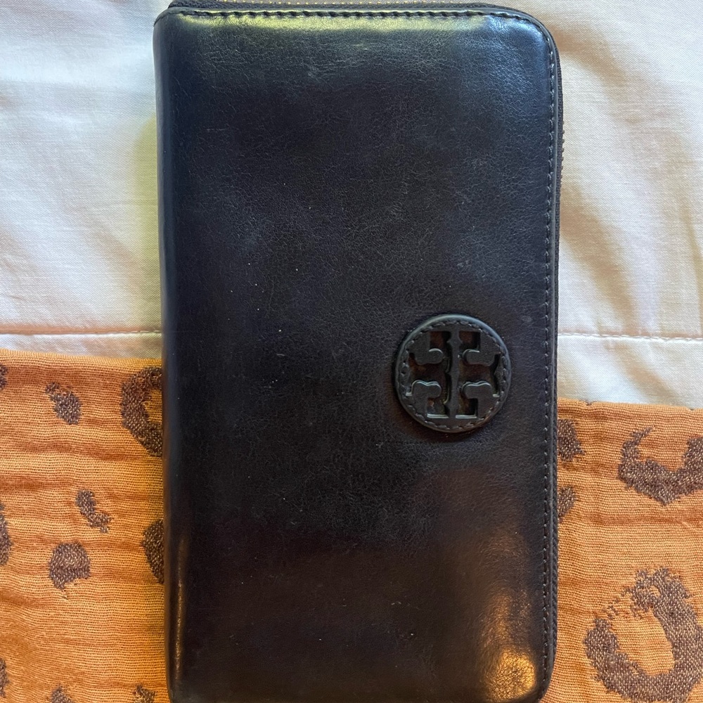 Good condition, authentic Tory Burch wallet